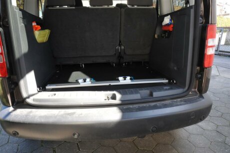 RF-Schiene inkl. Befestigungsteile (l=103cm) mit Distanzplatte f&uuml;r die Sitzschienengewinde im Fahrzeugboden P9