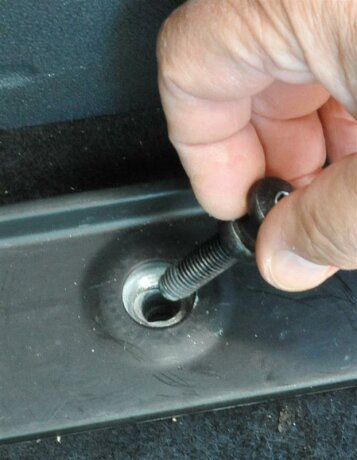 RF-Schiene inkl. Befestigungsteile (l=103cm) mit Distanzplatte f&uuml;r die Sitzschienengewinde im Fahrzeugboden P9