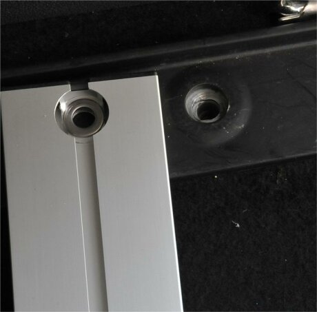 RF-Schiene inkl. Befestigungsteile (l=103cm) mit Distanzplatte f&uuml;r die Sitzschienengewinde im Fahrzeugboden P9