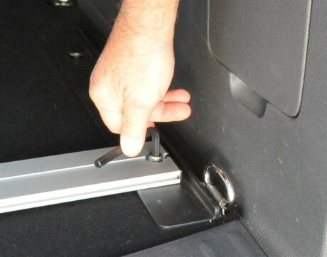 RF-Schiene inkl. Befestigungsteile (l=103cm) mit Distanzplatte f&uuml;r die Sitzschienengewinde im Fahrzeugboden P9