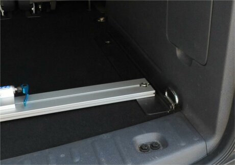 RF-Schiene inkl. Befestigungsteile (l=103cm) mit Distanzplatte f&uuml;r die Sitzschienengewinde im Fahrzeugboden P9