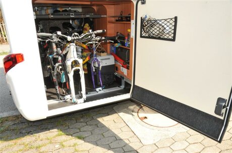 UNIVERSAL-Fahrradtr&auml;ger zum Einbau an die Hymer-Zurrschienen P15, Bodenh&ouml;he 29,5cm - 31,5cm