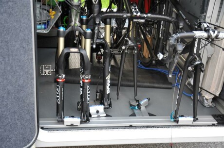 Fahrradtr&auml;ger RF-Schiene, L&auml;nge=100cm, an die Boden-Eck-Zurrschienen im B&uuml;rstner WoMo