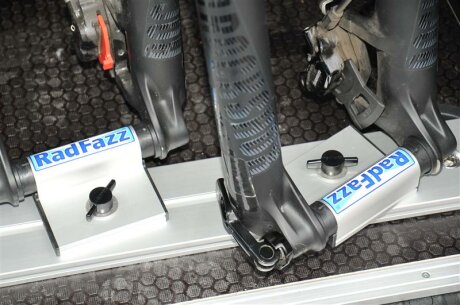 RF-Schiene L&auml;nge l=120cm inkl. Befestigungsteile f&uuml;r die Gewinde im Fahrzeugboden P9 Bohrunsabstand 109,5cm