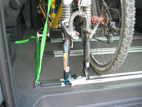 Innenraum-Fahrradträger System Steckachse 12mm, Einzelbefestigung für den VW Multivan T5 oder T6 für die Sitz-/Zurrschienen P6