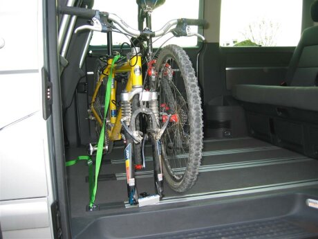 Innenraum-Fahrradtr&auml;ger System Steckachse 12mm, 110mm Spannbreite, Einzelbefestigung f&uuml;r den VW Multivan T5, an die Sitzschienen P6