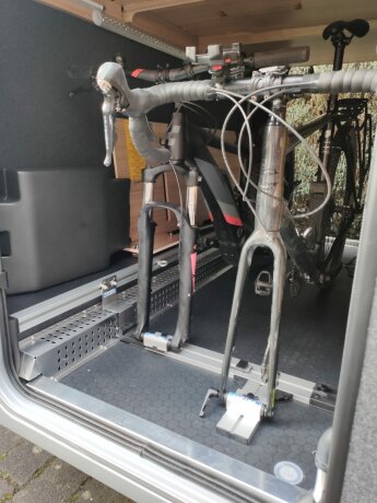 UNIVERSAL-Fahrradtr&auml;ger zum Einbau an die Zurrschienen P15, Bodenh&ouml;he 16cm - 18cm