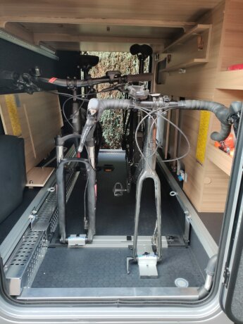 UNIVERSAL-Fahrradtr&auml;ger zum Einbau an die Zurrschienen P15, Bodenh&ouml;he 16cm - 18cm