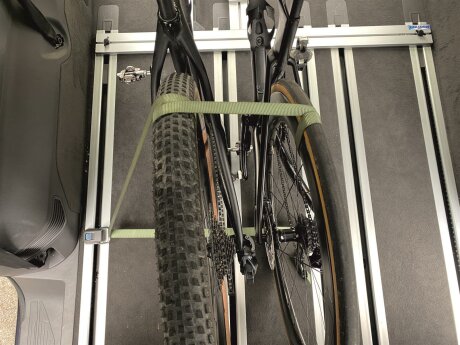 Fahrradtr&auml;ger Schiene inkl. Befestigungsteile f&uuml;r die Sitz-/Zurrschienen im VW T7